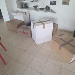 קופסאות קרטון ואריזות על רצפה בבית