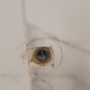 חור בקיר עם סימני רטיבות