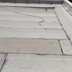 גג שטוח עם יריעות איטום וחוט חשמל