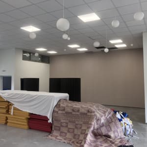 קיר צבוע בצבע אחיד בחדר עם תקרה גבוהה