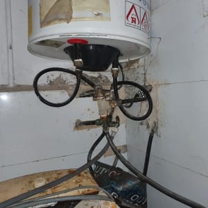 דוד חשמל עם חיבורים וצינורות