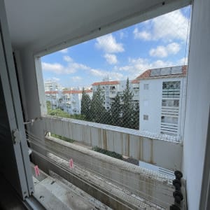 רשת למניעת כניסת יונים במרפסת עם אטבים ורודים