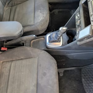 מושבי בד מלוכלכים בקדמת הרכב לפני ניקוי ריפודים