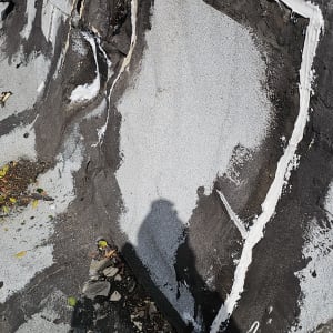 איטום קיר עם חומרי איטום לבנים ושחורים