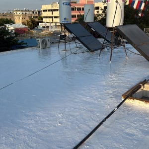 גג אטום עם דודי שמש ופאנלים סולאריים