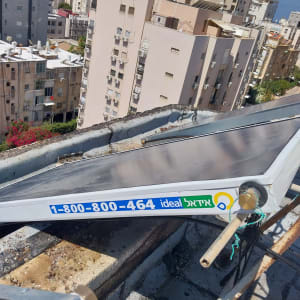 קולטי שמש על גג בניין בעיר