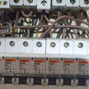 מפסקי חשמל ולוחות חיווט בארון חשמל