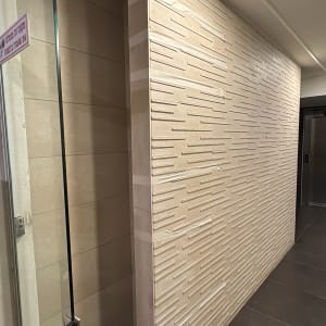 קיר עם אריחים דקורטיביים ותאורה עליונה