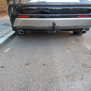 חלק אחורי של רכב חונה על המדרכה