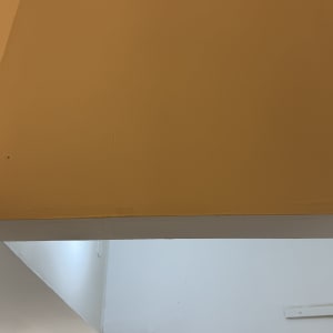 קיר צבוע בגוון חום בהיר עם קשת דלת