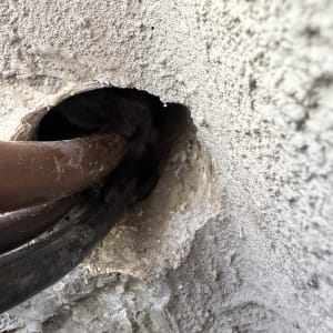 צינור עובר דרך קיר עם איטום