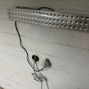 כבלים חשמליים יוצאים מקיר עם חור פתוח