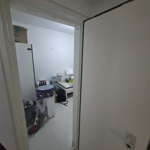 דלת פתוחה לחדר עם חפצים על הרצפה