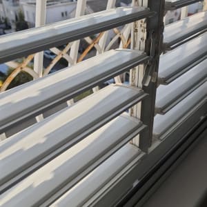 תריסים פתוחים עם נוף עירוני ברקע