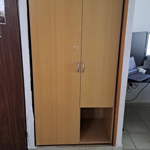 ארון עץ מותאם אישית הבנוי בתוך נישה בכניסה לבית