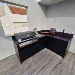 מטבח חוץ עם גריל, כיור וברז שחור