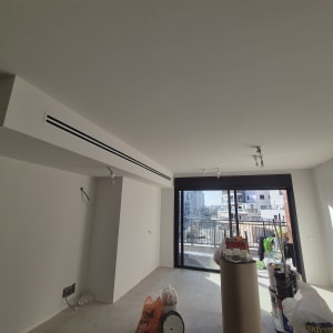 חדר עם קירות צבועים וכלי עבודה לצביעה