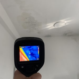 מצלמה תרמית מצביעה על נזילה בתקרה