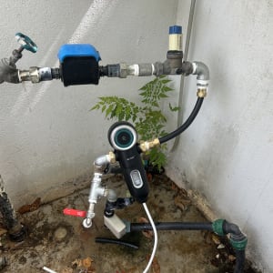 צנרת מים עם ברזים ומחברים שונים