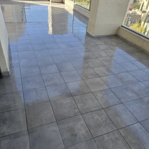 רצפה מרוצפת רטובה לאחר איטום או ניקוי