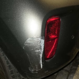 נזק לפגוש רכב עם שריטות ליד פנס אחורי