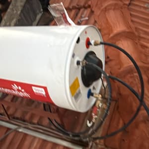 דוד שמש מותקן על גג רעפים עם צינורות מחוברים