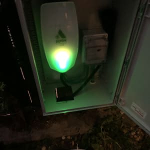 ארון חשמל פתוח עם נורית ירוקה דולקת