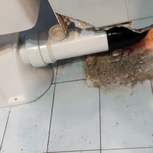 אסלה עם צינור חשוף בקיר