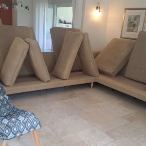 ספות עם כריות מורמות לניקוי בסלון ביתי