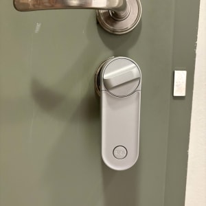 ידית דלת ומנעול חכם מותקן