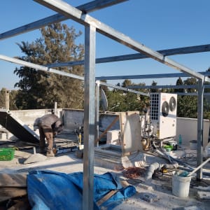 מבנה מתכת על גג עם ציוד בנייה