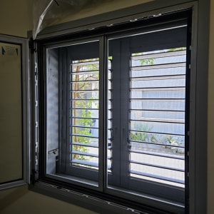 חלון אלומיניום עם תריסים פתוחים