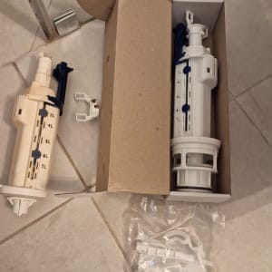 שני חלקי מנגנון הדחה לאסלה על רצפה