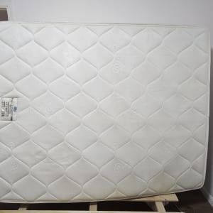 מזרן לבן על מסגרת עץ בחדר