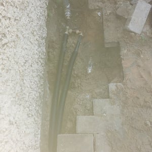 צינורות מים ותשתית חפורה ליד קיר