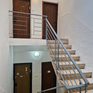 גרם מדרגות ודלתות בבניין מגורים