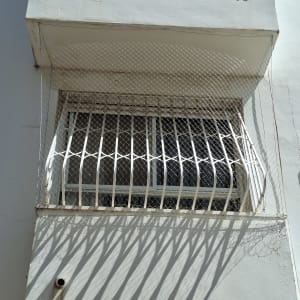 רשת הגנה על חלון למניעת כניסת יונים