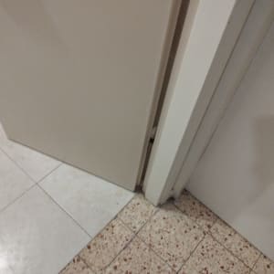 דלת לבנה פתוחה על רצפת אריחים