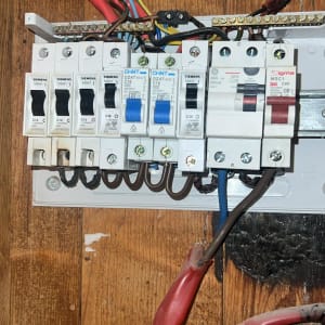 לוח חשמל עם מפסקים וחוטים צבעוניים