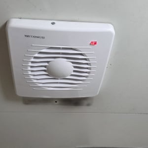 מאוורר קיר לבן מותקן על קיר