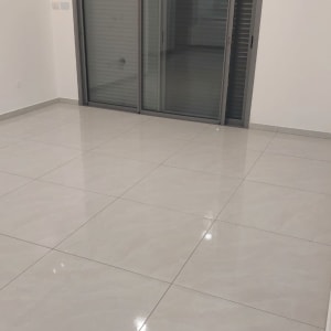 רצפה נקייה ומבריקה עם אריחים גדולים