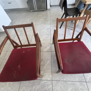 כיסאות עץ עם ריפוד בד אדום מוכתם לפני ניקוי