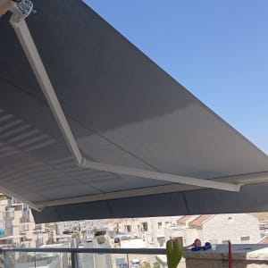 סוכך מותקן על מרפסת עם נוף עירוני