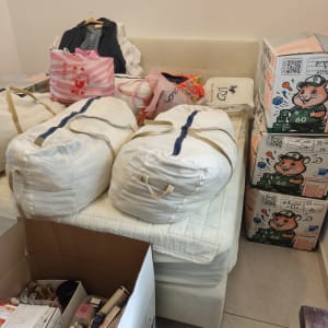 חדר עם קופסאות וארגזים לאחסון וסידור