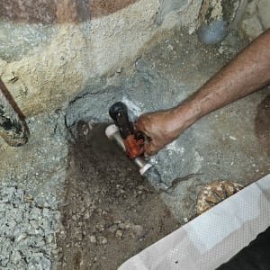עבודת תיקון צנרת בקיר עם כלי עבודה