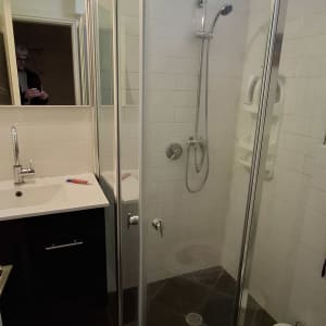 מקלחון זכוכית עם ראש מקלחת מתכוונן