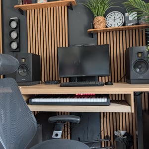 שולחן עבודה עם מחשב, מקלדת ומדפים מעץ