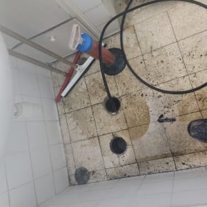 כלי עבודה של אינסטלטור על רצפת חדר אמבטיה