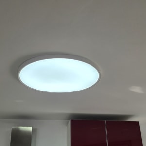 תאורת תקרה עגולה מותקנת בחדר