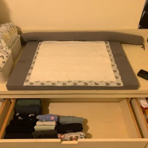 שידת החתלה עם מגירות מאורגנות ומוצרי תינוקות